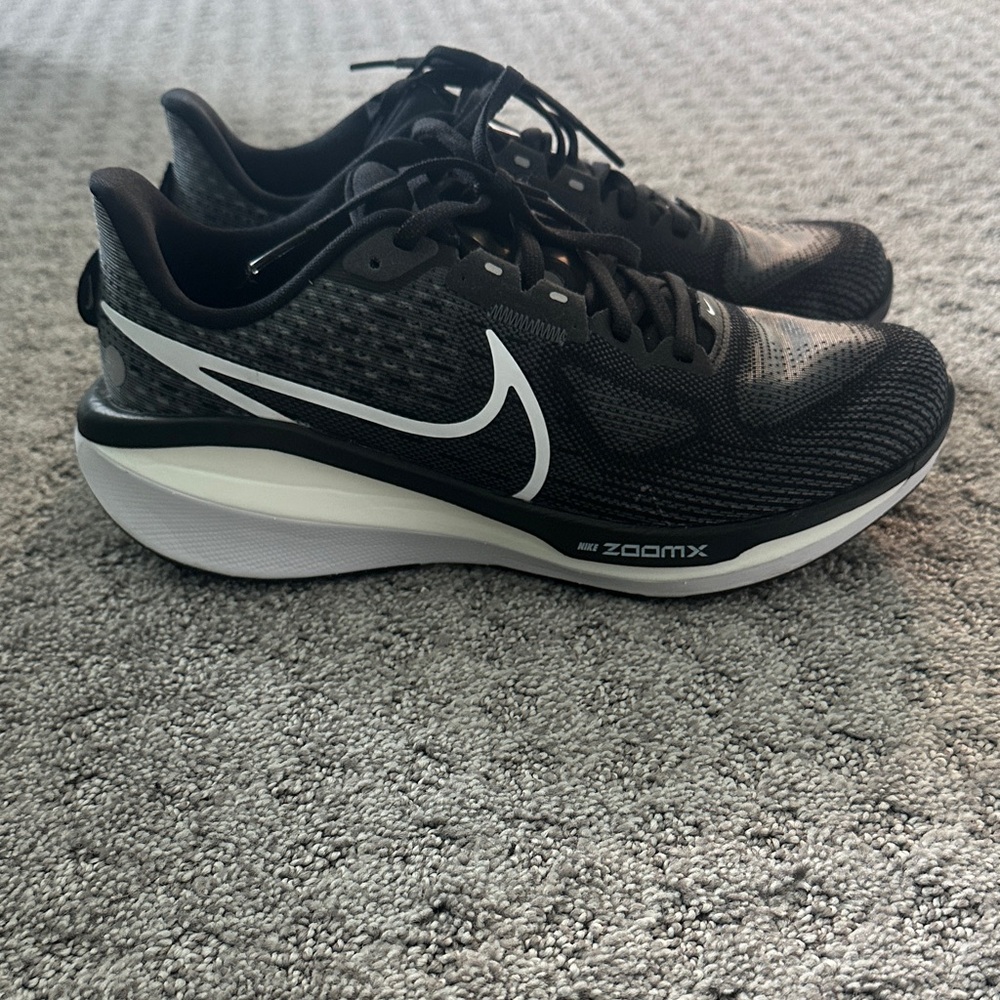Nike Women's Black and White Athletic Shoes